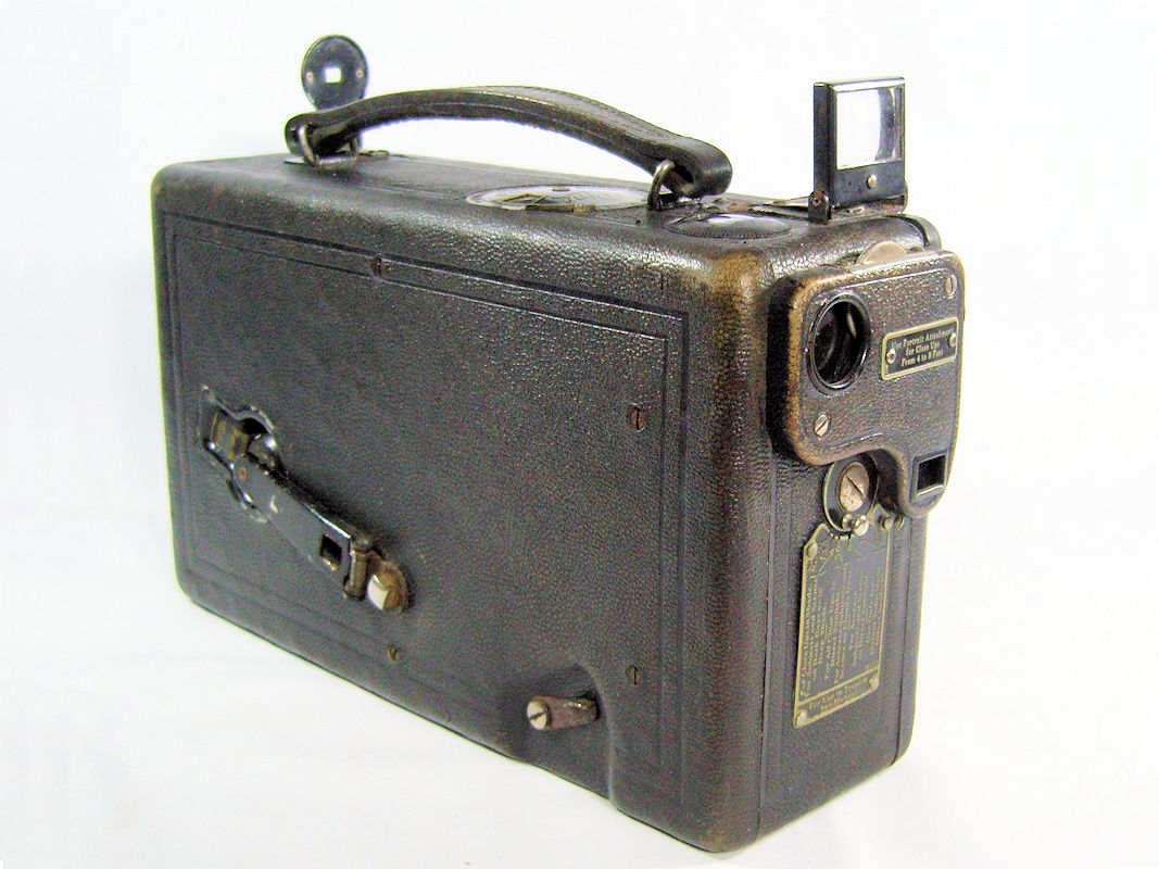 1926 Ciné Kodak Model B 16mm Motion Picture Camera Winking reality onto